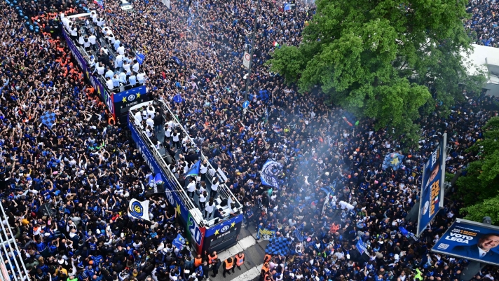 Inter Milan players and staff parade on buses to celebrate the scudetto after the Italian Serie A football match between Inter Milan and Torino outside the San Siro Stadium in Milan,  on April 28, 2024. Inter clinched their 20th Scudetto with a 2-1 victory over AC Milan on April 22, 2024. (Photo by Piero CRUCIATTI / AFP)