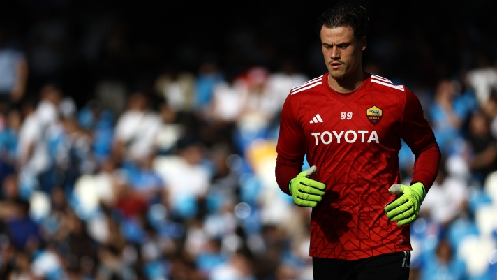 Roma?s goalkeeper Mile Svilar   during the Serie A soccer match between Napoli and Roma at the Diego Armando Maradona Stadium in Naples, north west Italy - Saturday, April 28 , 2024. Sport - Soccer .  (Photo by Alessandro Garofalo/Lapresse)