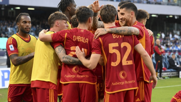 NAPLES, ITALY - APRIL 28: AS Roma players celebrate during the Serie A TIM match between SSC Napoli and AS Roma - Serie A TIM  at Stadio Diego Armando Maradona on April 28, 2024 in Naples, Italy. (Photo by Luciano Rossi/AS Roma via Getty Images) (Photo by Luciano Rossi/AS Roma via Getty Images)