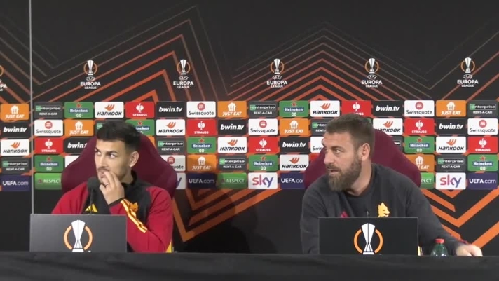 L'allenatore della Roma scherza in conferenza.