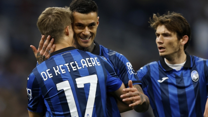 epa11314998 Gianluca Scamacca (C) of Atalanta celebrates with teammates after scoring the 0-1 opening goal during the UEFA Europa League semi final, 1st leg match between Olympique Marseille and BC Atalanta in Marseille, France, 02 May 2024.  EPA/GUILLAUME HORCAJUELO