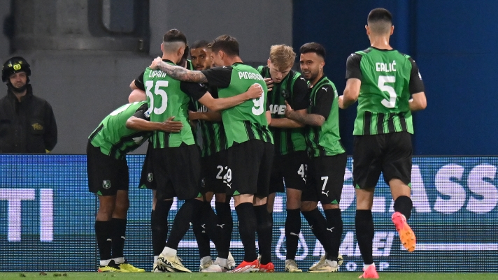 REGGIO NELL'EMILIA, ITALY - MAY 04: Armand Lauriente of US Sassuolo (obscured) celebrates scoring his team's first goal with teammates during the Serie A TIM match between US Sassuolo and FC Internazionale at Mapei Stadium - Citta' del Tricolore on May 04, 2024 in Reggio nell'Emilia, Italy. (Photo by Alessandro Sabattini/Getty Images)