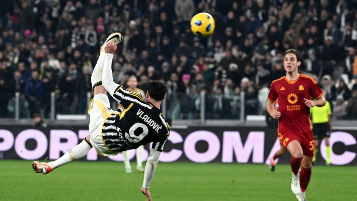 TOPSHOT - Juventus' Serbian forward #09 Dusan Vlahovic (L) performs an overhead kick as he shoots towards goal during the Italian Serie A football match between Juventus and Roma at the Allianz Stadium in Turin, on December 30, 2023. (Photo by Isabella BONOTTO / AFP)