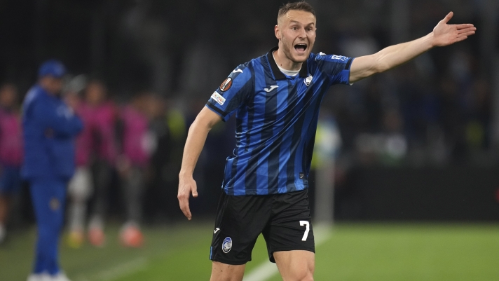 Atalanta's Teun Koopmeiners gestures during the Europa League semifinal first leg soccer match between Olympique de Marseille and Atalanta at the Velodrome stadium in Marseille, France, Thursday, May 2, 2024. (AP Photo/Daniel Cole)