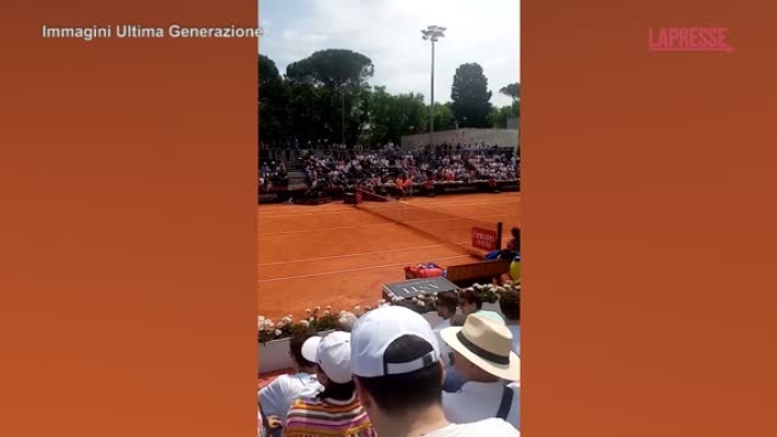 (LaPresse) A Roma, dove si stanno svolgendo gli Internazionali d'Italia di tennis, la partita sul campo del 'Pietrangeli' tra la statunitense Madison Keys e la romena Sorana Cirstea è stata interrotta per una protesta con invasione di campo da parte degli attivisti di Ultima Generazione. Stesso destino è toccato al match di doppio maschile tra Gonzalez/Roger-Vasellin e Arevalo/ Pavic al Campo 12.

Come si vede da un video girato dagli stessi attivisti, relativo al match di doppio, le partite sono state interrotte gettando sul campo coriandoli. "Abbiamo bisogno di un piano di adattamento che sia in linea con la reale emergenza che sta affrontando il nostro paese. La nostra richiesta è di un Fondo Riparazione preventivo, permanente e partecipato da prevedere annualmente nel bilancio dello Stato", chiedono gli attivisti.