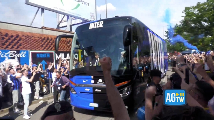 L'autobus dei Nerazzurri giunge allo stadio di San Siro per l'ultima di campionato accolto dalla festa gioiosa di migliaia di tifosi. Il tripudio per prendere omaggio dalla squadra campione d'Italia.