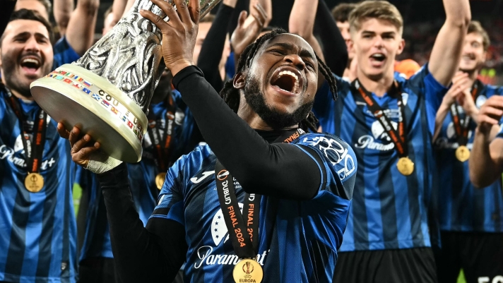 TOPSHOT - Atalanta's Nigerian forward #11 Ademola Lookman celebrates with the trophy after winning during the UEFA Europa League final football match between Atalanta and Bayer Leverkusen at the Dublin Arena stadium, in Dublin, on May 22, 2024. (Photo by Ben Stansall / AFP)