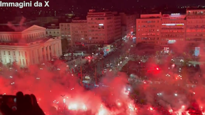 Esplode la gioia con fumogeni e bandiere in piazza Korai, al Pireo, al termine della finale di Conference League ad Atene vinta dall'Olimpiacos contro la Fiorentina per 1-0 dopo i tempi supplemerntari. Migliaia di tifosi greci radunati davanti a un maxi-schermo festeggiano con fumogeni, petardi e fuochi d'artificio il successo della squadra del porto di Atene, il primo club ellenico nella storia a vincere una coppa europea.