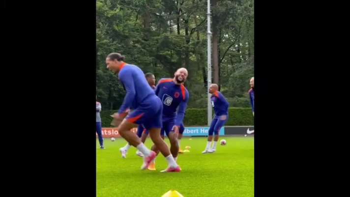 Sorrisi e risate durante il singolare allenamento dell'Olanda. Ecco il video diventato virale sui social (Instagram/@onsoranje)