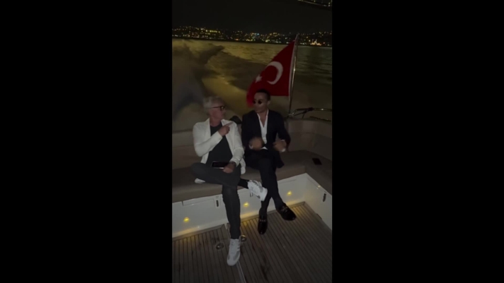 José Mourinho, nuovo allenatore del Fenerbahçe, sembra essersi già ambientato in Turchia. Il portoghese trascorre la serata in compagnia di Salt Bae