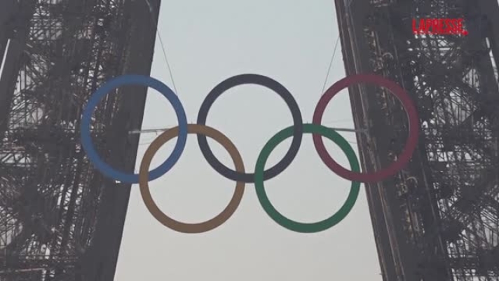 (LaPresse) Gli organizzatori delle Olimpiadi di Parigi hanno presentato venerdì un'esposizione dei cinque anelli olimpici montati sulla Torre Eiffel, mentre la capitale francese segna i 50 giorni che mancano all'inizio dei Giochi estivi.

La struttura degli anelli, realizzata in acciaio riciclato, sarà esposta sul lato sud del monumento, con vista sulla Senna.