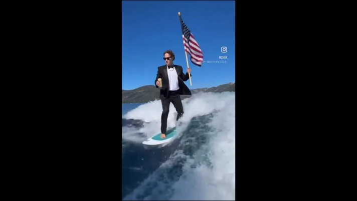 In occasione del 4 luglio - giorno dell’Indipendenza negli Stati Uniti - il ceo di Meta, Mark Zuckerberg, ha pubblicato sul suo profilo Instagram un video in cui cavalca un’onda sulla tavola da surf vestito di tutto punto in elegante completo nero e beve una birra