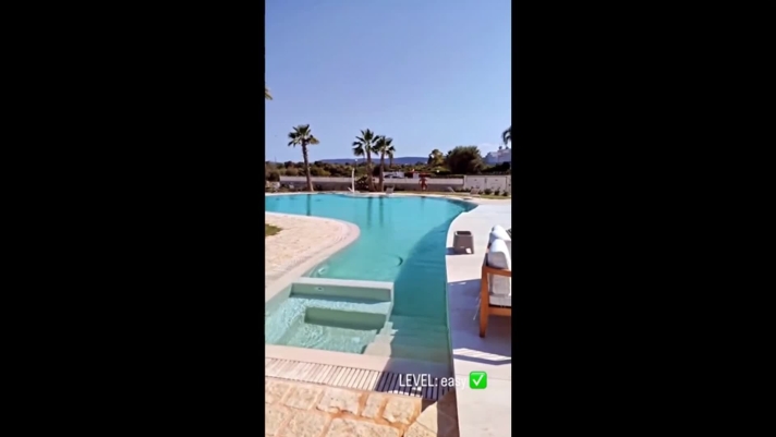 Mario Balotelli si gode le vacanze. In un video pubblicato sui social si vede l'ex attaccante Inter e Milan divertirsi in piscina con il pallone