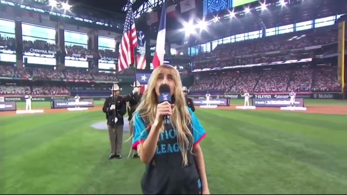 Ingrid Andress, cantautrice country americana, è finita al centro delle polemiche per il modo in cui ha cantato l'inno nazionale statunitense all'apertura dell'Home Run Derby della Major League Baseball (MLB) ad Arlington, Texas. Andress ha scritto poi sui social media: "Non vi mentirò, ero ubriaca"