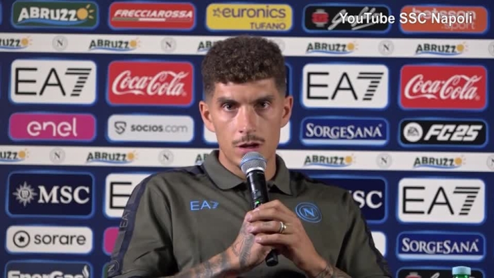 Il difensore del Napoli in conferenza stampa.