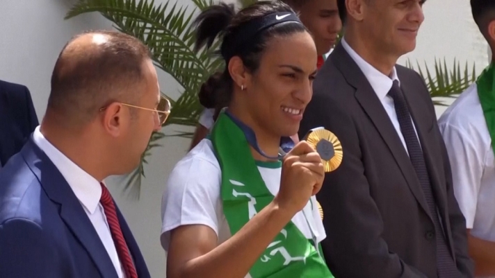 (LaPresse) La pugile algerina Imane Khelif, medaglia d'oro ai Giochi di Parigi tra mille polemiche, è rientrata a casa ad Algeri. "È un momento di gioia. È certo che il risultato è stato onesto e la medaglia è ben meritata". Khelif stava rispondendo alle polemiche riguardo al suo genere, a seguito di quelli che il Comitato Olimpico Internazionale ha definito test "irrimediabilmente difettosi" condotti su Khelif dalla Federazione Internazionale di Boxe, dominata dalla Russia. "Dedico questa medaglia a tutto il popolo algerino che mi ha sostenuto, a tutti gli algerini. Sono molto orgogliosa del mio successo. Ringrazio Dio, ed è nostro diritto essere felici e celebrare questo titolo", ha detto Khelif lasciando l'aeroporto. Il suo allenatore Mohamed Chaoua ha affermato che la sua vittoria è più di una semplice medaglia d'oro. "Abbiamo dimostrato il nostro valore sul campo, e tutta la stampa mondiale e tutti gli algerini stanno parlando di Imane ora. Tutti hanno difeso Imane, che è diventata un'icona", ha aggiunto. La città natale di Khelif, Tiaret, è esplosa in festeggiamenti dopo che ha vinto la medaglia d'oro. Ulteriori celebrazioni sono attese in Algeria nei prossimi giorni.