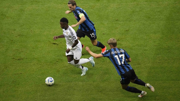 Real Madrid's Vinicius Junior, center, is challenged by Atalanta's Marten de Roon, top, and Atalanta's Charles De Ketelaere during the UEFA Super Cup Final soccer match between Real Madrid and Atalanta at the Narodowy stadium in Warsaw, Poland, Wednesday, Aug. 14, 2024. (AP Photo/Darko Vojinovic)