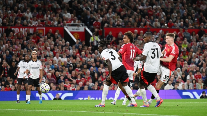 MANCHESTER, ENGLAND - AUGUST 16: Joshua Zirkzee of Manchester United scores his team's first goal whilst under pressure from Calvin Bassey of Fulham during the Premier League match between Manchester United FC and Fulham FC at Old Trafford on August 16, 2024 in Manchester, England. (Photo by Michael Regan/Getty Images)