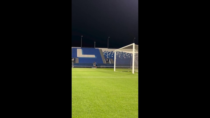 Un vero fuoriclasse per maestro. Davi Lucca cerca di imparare come segnare da corner. A spiegare come si calcia, il papà Neymar. Ecco il video pubblicato sui social