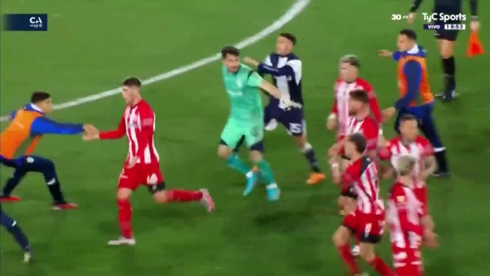 Tanta tensione in campo poi sfociata in una rissa furibonda. È quanto accaduto al termine del match di Coppa Argentina tra Barracas Central e Gimnasia La Plata. L'arbitro Dario Herrera ha sventolato diversi cartellini rossi ma non è riuscito a calmare la situazione