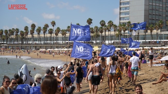 (LaPresse) Un gruppo di persone protesta contro l'America's Cup e contro quella che considerano un'appropriazione della costa di Barcellona da parte della regata. I manifestanti, ai quali era stato vietato di fare il bagno sulla spiaggia dove si trovavano, hanno scavalcato le recinzioni che impedivano loro di nuotare e hanno anche formato una catena umana lungo un tratto del lungomare gridando "turisti andate a casa". Durante la contestazione molti hanno portato gonfiabili e figure di orche in omaggio a Gladis, il cetaceo famoso per aver attaccato diverse barche a vela di alta classe.