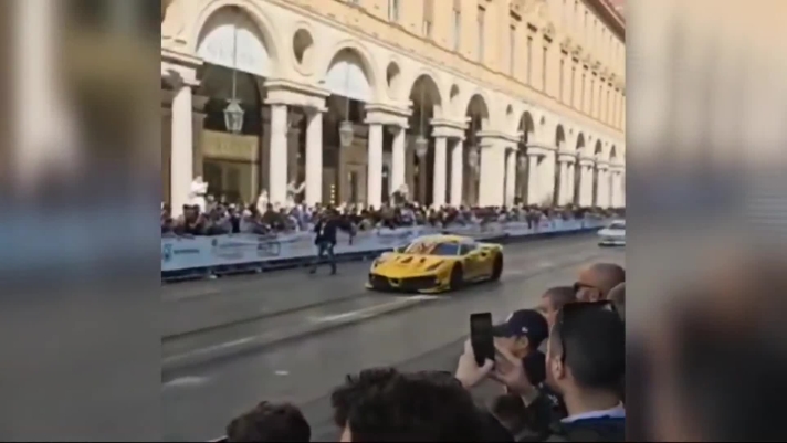 Auto sulla folla al salone di Torino, l'incidente