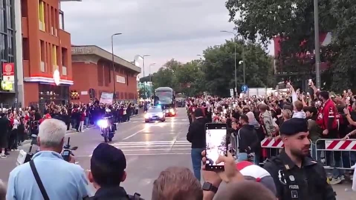 I rossoneri arrivano allo stadio.