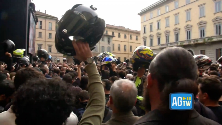 In centinaia hanno partecipato al funerale di Luca Salvadori, il pilota di moto e youtuber morto durante una gara su strada in Germania, a Frohburg, valida per l’International Road Racing. Al termine delle celebrazioni nella chiesa di Santa Maria delle Grazie a Milano, i partecipanti hanno alzato al cielo i loro caschi e salutato il centauro con un lungo corteo di moto.