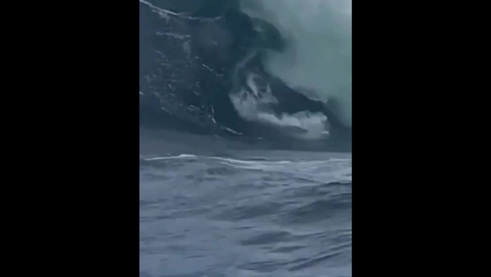 Il surfista Michael Brennan ha perso il controllo della sua tavola da surf mentre cavalcava un'onda enorme a Shipstern Bluff, al largo della Tasmania. Brennan, che pratica il surf da quando aveva 16 anni, ha raccontato di non essere "mai stato cos vicino alla morte"