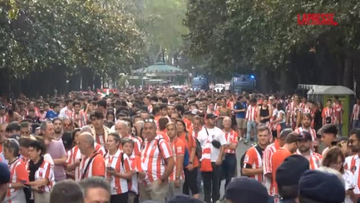 (LaPresse) Sono circa 4mila i tifosi dell’Athletic Bilbao che hanno raggiunto il concentramento dei supporters baschi di Villa Borghese, a Roma, in vista del match in programma stasera e valido per l’Europa League.

Tanti i cori, le sciarpe e le bandiere che hanno caratterizzato l’attesa, assolutamente pacifica, dei baschi. Questi ultimi si sono infatti raccolti per poi essere scortati dalle forze dell’ordine verso lo Stadio Olimpico, dove stasera si svolgerà la partita di coppa. Goliardia e tanto entusiasmo per i tifosi dell’Athletic, che festeggiano così la prima trasferta internazionale di questa stagione.