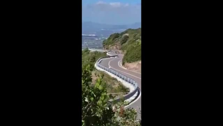 Poteva avere conseguenze ben più pesanti il grave incidente che ha visto protagonista il siciliano Luigi Fazzino durante la seconda salita di qualifica alla Alghero-Scala Piccada del 29 settembre. La Osella Pa30 del promettentissimo driver ha improvvisamente iniziato a sbandare nella celebre sequenza di “Esse” che caratterizza il tracciato sardo, per poi impattare contro la roccia e rovesciarsi. Dopo essere stato aiutato a uscire dal relitto, Fazzino è stato elitrasportato a Cagliari e sottoposto a un intervento chirurgico per una lesione vertebrale, andato fortunatamente a buon fine. L'incidente ha fatto passare in secondo piano il lato sportivo della corsa, vinta dallo specialista toscano Simone Faggioli, campione inaugurale della nuova serie Supersalita. Ecco il video dello spaventoso “botto” del giovane pilota, vincitore quest’anno di diverse cronoscalate, tra cui la Alpe del Nevegal e la Coppa Nissena, e ben comportatosi anche nel Mini Challenge e nel TCR Italy