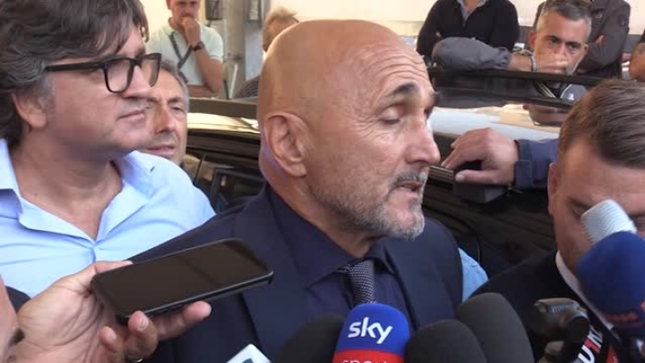 (LaPresse) Luciano Spalletti trova delle somiglianze tra il suo Napoli, campione d'Italia nella stagione 2022-2023, e quello allenato da Antonio Conte. "Ci sono delle somiglianze, ha sistemato un po' la squadra mettendo il centrocampista in più. Si è visto un buon calcio, è un allenatore espertissimo, sa da solo qual è la strada da percorrere", ha detto il tecnico che poi ha commentato anche il lavoro svolto fin qui dai giocatori della Nazionale. "Si va avanti così", "si va a dare continuità a quello che abbiamo visto, abbiamo visto cose nuove, molto interessanti", ha aggiunto il ct parlando dall'ospedale pediatrico Santobono di Napoli dove ha consegnato la sua Panda autografata dai calciatori scudettati.