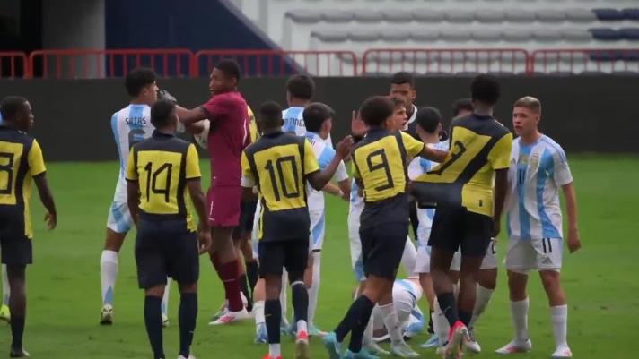 Al termine dell’amichevole tra Argentina ed Ecuador Under 15 si è scatenata una rissa selvaggia che ha coinvolto giocatori e staff (X/@TottoFotografo)