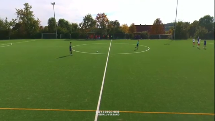 Un gol che non dimenticherà.  È quello realizzato dal portiere della squadra under 17 dell’ASV Neumarkt, squadra del campionato dilettanti tedesco. Il giovane ha segnato con un calcio di punizione da 50 metri