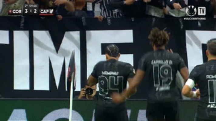 Lattaccante olandese ha segnato il suo primo gol in Brasile con una rete spettacolare: una punizione da lunga distanza che ha trovato langolo alto. Il Corinthians ha battuto lAthletico-PR con un impressionante 5-2 in casa.