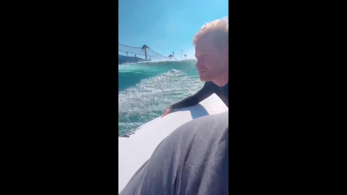 Un campione assoluto tra le onde. Il principe Harry regala spettacolo e mostra tutte le sue abilit al Surf Ranch di Kelly Slater, una struttura con onde artificiali a Lemoore, in California