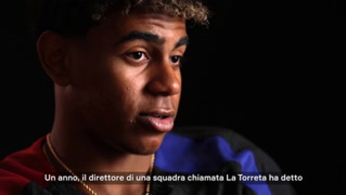 In questa speciale intervista in vista del Clásico, il diciassettenne Lamine Yamal descrive il suo incredibile percorso: dal giocare nel parco perché i suoi genitori non potevano permettersi di iscriverlo a un club, al diventare una stella del Barcellona. Il più giovane debuttante nella storia del Clásico ricorda anche la sua prima apparizione contro il Real Madrid e parla della sua ammirazione per lo stile di gioco di Neymar.