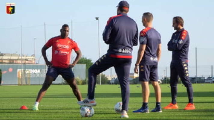 Guarda il primo allenamento di Mario Balotelli al Genoa dopo il suo arrivo in rossoblù da svincolato.