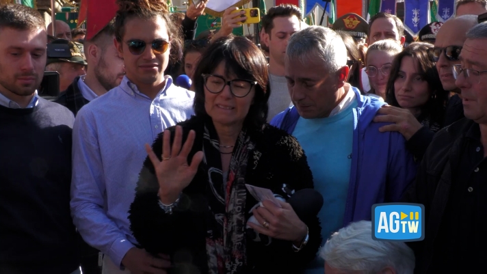 Un lungo applauso ha salutato all'uscita dalla chiesa di San Lorenzo il feretro di Matilde Lorenzi, la diciannovenne promessa dello sci morta tragicamente dopo una caduta in allenamento. La madre, tra le lacrime, si rivolge ai giovani: «Dovete volervi bene»