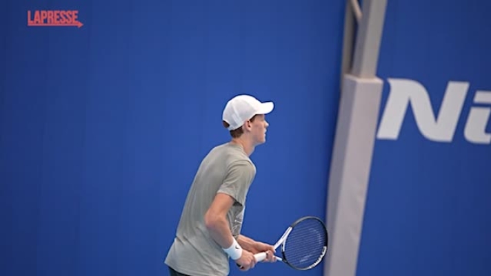 Primo allenamento di Jannik Sinner a Torino in vista delle Atp Finals, che inizieranno nella giornata di domenica. Il tennista numero uno al mondo si sta allenando al Training Center del Circolo della Stampa Sporting. In campo con lui, oltre al suo team al completo, uno dei sparring partner selezionati dall’Atp, il norvegese Nicolai Budkov Kjaer, numero uno del ranking Juniores ITF. Sinner, che ha saltato l'ultimo Masters 1000 della stagione a Parigi Bercy per un virus intestinale, è arrivato domenica a Torino e ieri ha sostenuto dei test fisici al J Medical. Il numero uno della classifica Atp si allenerà al Circolo della Stampa Sporting anche nel pomeriggio. 