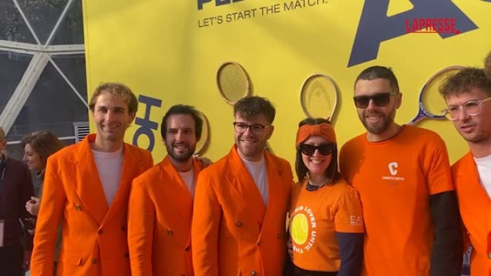 (LaPresse) Alle Atp Finals di Torino 2024 tra i protagonisti ci sono anche i Carota Boys, un gruppo di sei ragazzi, fan sfegatati di Jannik Sinner. "Ci siamo resi conto che qua in Italia abbiamo lasciato un segno e questo ci rende super orgogliosi", hanno raccontato in occasione di un evento a Casa Tennis in Piazza Castello. "Torino è come se fosse casa nostra, siamo della provincia di Cuneo e ha un sapore particolare per noi", hanno aggiunto. "Siamo grati di vivere queste emozioni, grazie a Jannik e a tutti i fan che come noi si vestono di arancione per dare un po' di supporto a Jannik".