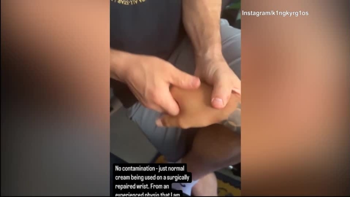 Il tennista australiano pubblica un video in cui si fa massaggiare il polso e scrive: "Nessuna contaminazione, solo una normale crema usata su un polso operato. Da un fisioterapista esperto di cui sono responsabile".