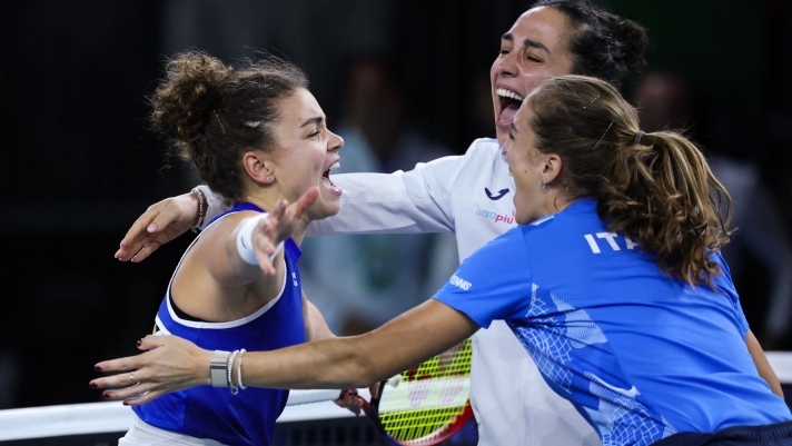 Italy's Jasmine Paolini (L) celebrates with Team Italy teammates after defeating Slovakia's Rebecca Sramkova during their singles final tennis match between Slovakia and Italy at the Billie Jean King Cup Finals at the Palacio de Deportes Jose Maria Martin Carpena arena in Malaga, southern Spain, on November 20, 2024. (Photo by Thomas COEX / AFP)