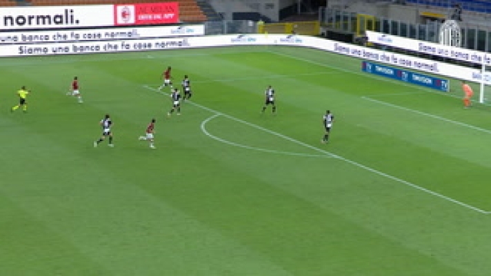 Guarda l'incredibile gol di Rafael Leao che ha portato in vantaggio il Milan nella vittoria per 4-2 contro la Juventus nel luglio 2020.