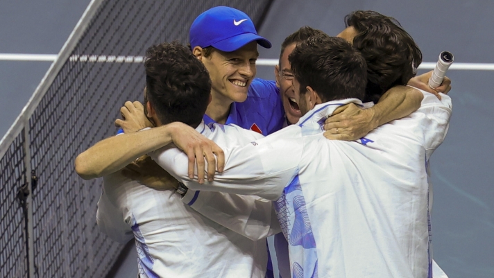 epa11738835 Jannik Sinner (C) of Italy celebrates with his team after winning against Tallon Griekspoor of the Netherlands during their match at the Davis Cup final at Jose Maria Martin Carpena Pavilion, in Malaga, southern Spain, 24 November 2024.  EPA/Daniel Perez