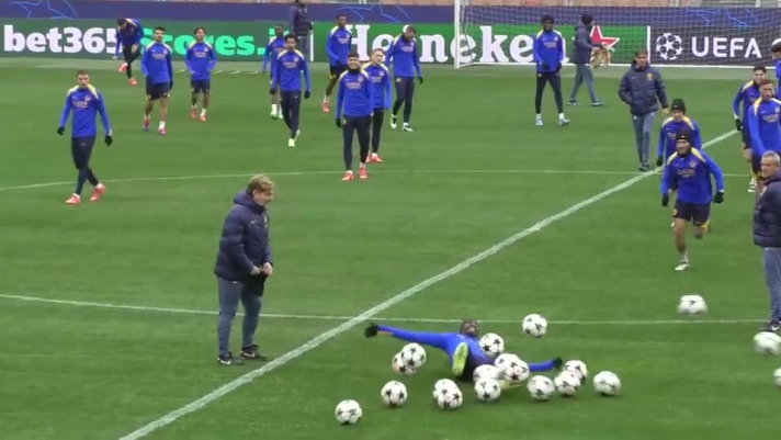 Tanta allegria in casa Inter in vista della sfida di Champions League contro il Lipsia. I nerazzurri per l'occasione si sono allenati a San Siro. Prendere a pallonate l'attaccante francese ormai è una tradizione.