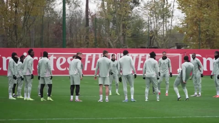 I rossoneri preparano la sfida di Champions allo Slovan Bratislava. In cerchio l’obiettivo è passarsi la palla al volo senza farla cadere, ma dopo quasi 20 passaggi esatti qualcuno sbaglia.