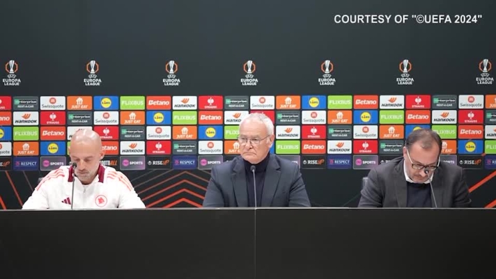 Simpatico siparietto durante la conferenza di presentazione della gara tra Tottenham e Roma.