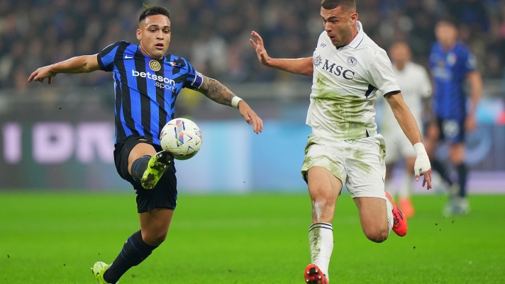 Inter Milan?s Lautaro Martinez  fight for the ball with Napoli?s Alessandro Buongiorno   during  the Serie A soccer match between Inter and Napoli  at San Siro  Stadium in Milan  , North Italy - Sunday , november 10  , 2024. Sport - Soccer . (Photo by Spada/Lapresse)