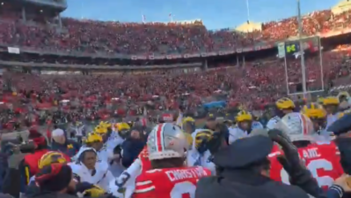 Sabato scorso, a Columbus, Ohio, si  giocata la 120? edizione di Ohio State-Michigan, uno dei derby cittadini di football pi attesi negli Usa. A fine partita i giocatori del Michigan hanno piantato la loro bandiera sul campo - un segno di mancanza di rispetto nel football universitario - e i giocatori di Ohio State hanno reagito scatenando una rissa incredibile. Necessario l'intervento della polizia. Le due squadre sono state multate di 100.000 dollari per aver violato la politica di sportivit